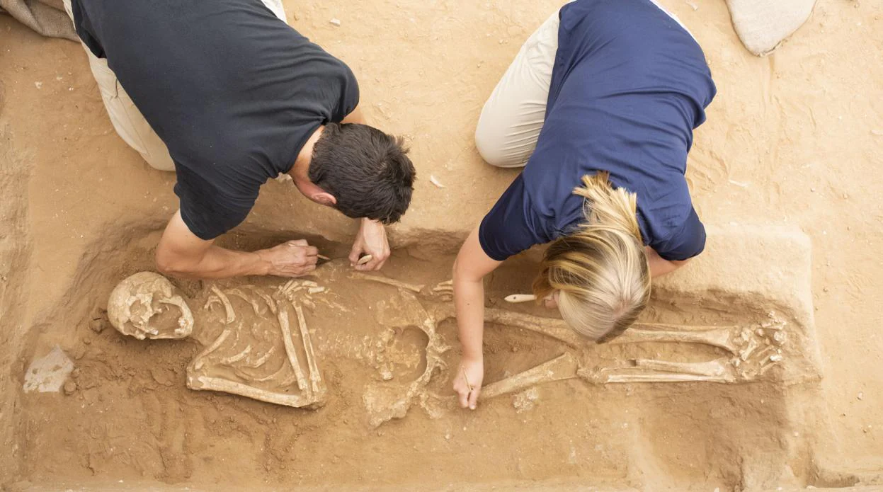Trabajos de excavación en un cementerio filisteo en Ascalón