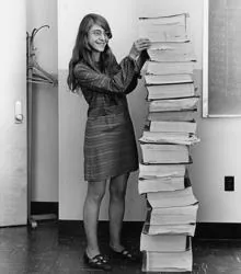 Margaret Hamilton posando frente al sofware que el MIT y ella desarrollaron para el programa Apolo