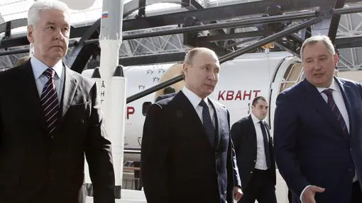 Putin visita una exhibición de tecnología espacial en Moscú el año pasado