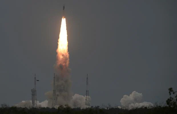 India lanza con éxito la misión al polo sur de la Luna