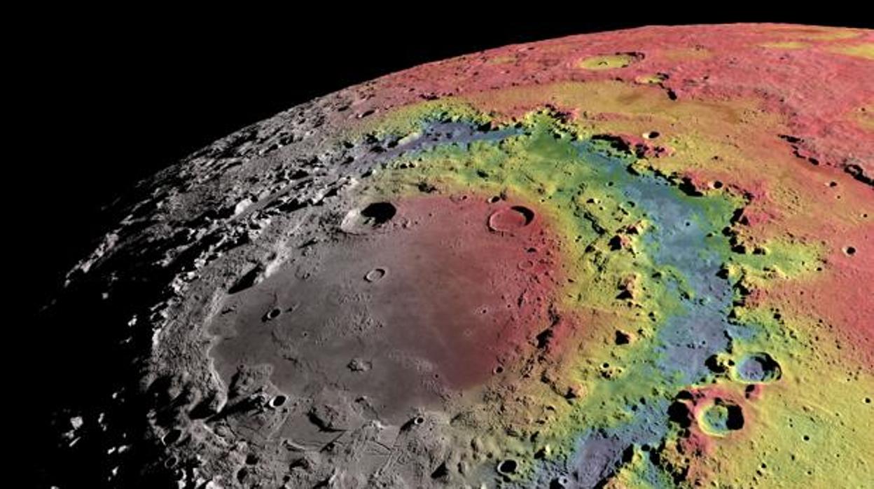 Imágen del mar Oriental, de casi 1.000 kilómetros de diámetro, coloreada con información sobre la gravedad de la Luna y sobre su grosor