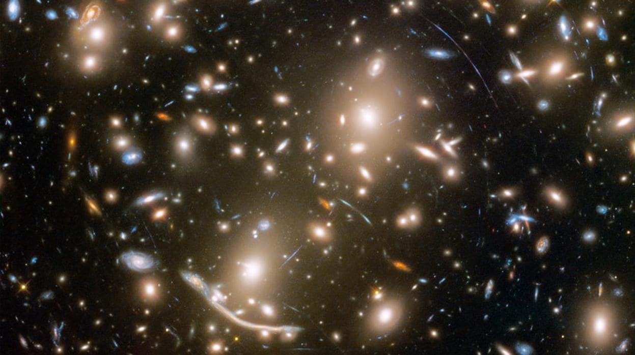 Abell 370, un cúmulo de cientos de galaxias a 6.000 millones de años luz