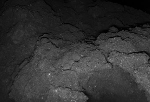 Imagen tomada por la cámara MASCAM, montada en MASCOT, del asteroide Ryugu