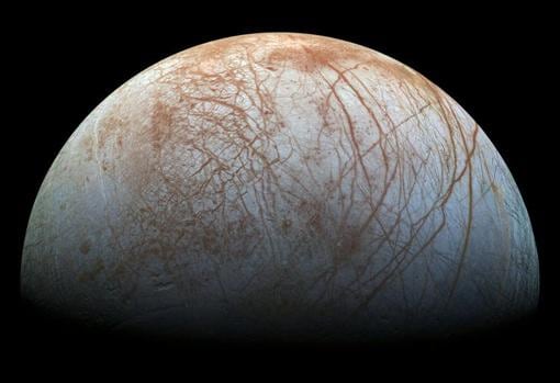 Europa, satélite natural de Júpiter, está compuesto principalmente por silicatos y tiene una corteza de hielo de agua . Cuenta con una leve atmósfera de oxígeno, entre otros gases. Su superficie estriada es la más lisa de los objetos conocido del sistema solar