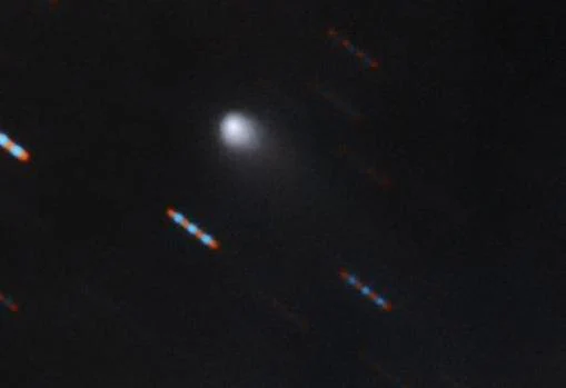 Imagen registrada por Observatorio Gemini de C / 2019 Q4 (Borisov), que es el primer cometa interestelar que se haya identificado. Esta imagen se obtuvo con el espectrógrafo de objetos múltiples Gemini North (GMOS) de Maunakea, Hawai. La imagen se obtuvo con cuatro exposiciones de 60 segundos en bandas (filtros) r y g. Los guiones azules y rojos son imágenes de estrellas de fondo que parecen rayar debido al movimiento del cometa