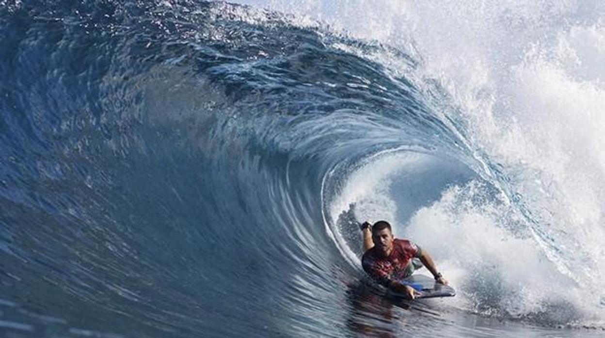 Un surfista tomando una ola