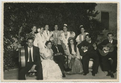 Una curiosa imagen de Fleming, invitado a una fiesta en Sevilla en junio de 1948