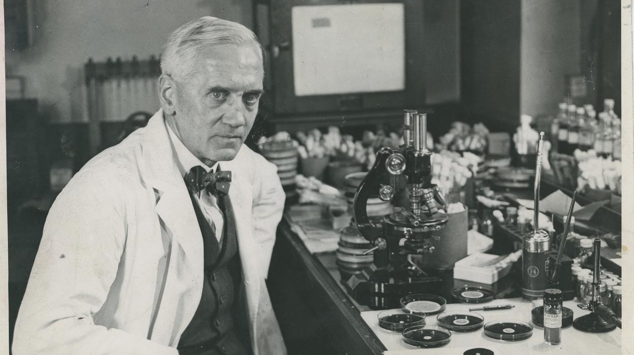 Alexander Fleming, en su laboratorio de Liverpool (Inglaterra) en 1930