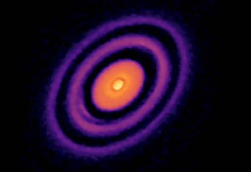 Una imagen de un disco protoplanetario, tomada desde el Observatorio ALMA en Chile. Los anillos interiores negros son huecos en el disco