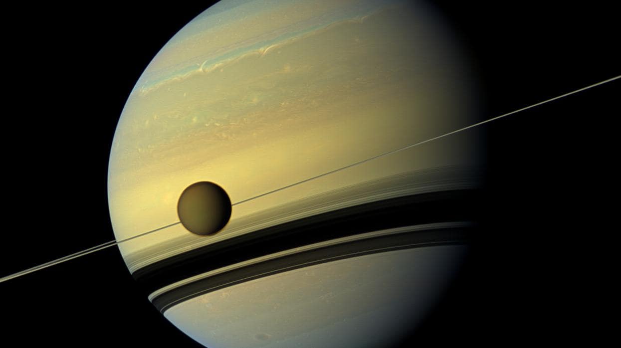 La luna Titán, ligeramente menor que Marte, pasa delante de Saturno. Imagen tomada por la nave Cassini