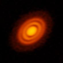 Imagen de ALMA del disco protoplanetario que rodea a la joven estrella HD 163296