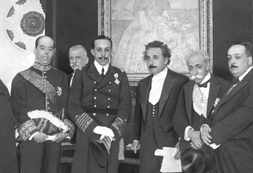 El Rey Alfonso XIII con el profesor Einstein, el Ministro de educación pública, el embajador de Alemania y otras distinguidas personas después una recepción en La Real Academia de Ciencias. Fotografía de 1923