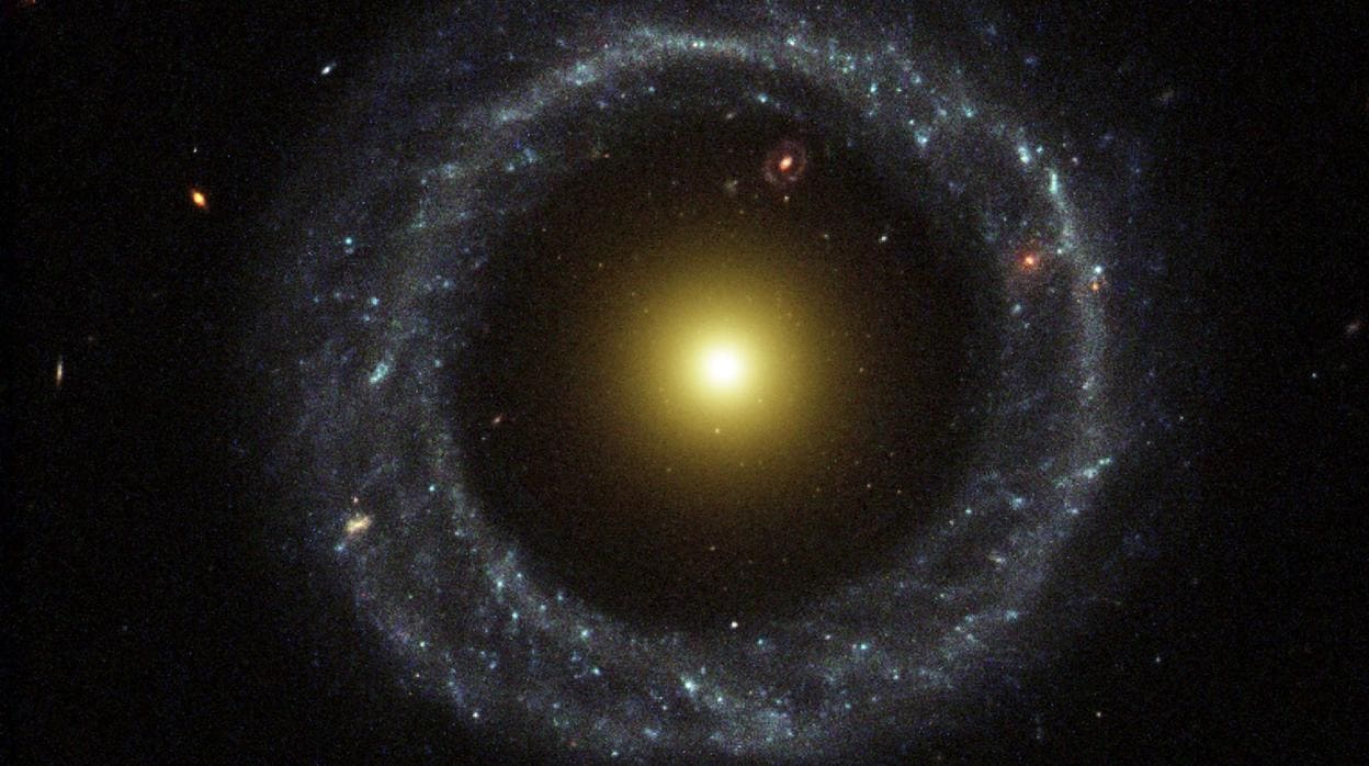 El objeto de Hoag, captado por el telescopio espacial Hubble. Arriba, ligeramente a la derecha y dentro del anillo, hay otra galaxia anular