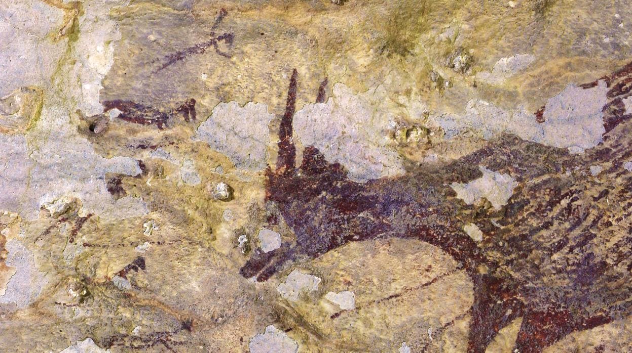Escena de caza de la pintura rupestre hallada en una cueva de Sulawesi