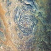 Esta imagen de un vórtice en Júpiter, tomada por la cámara de la misión Juno, JunoCam, captura la sorprendente estructura interna de la tormenta gigante