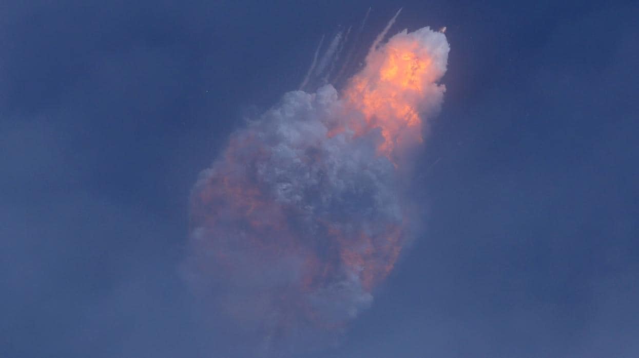 El cohete Falcon 9, con la cápsula Crew Dragon a bordo, se autodestruye en pleno vuelo sobre el océano
