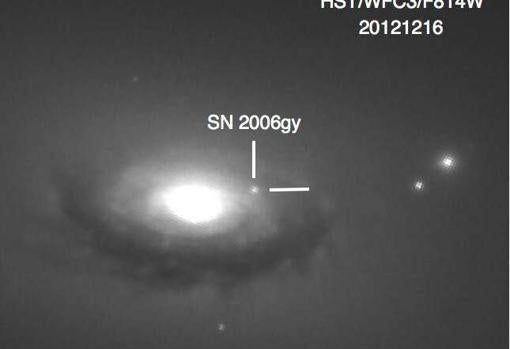 Imagen de la supernova SN 2006gy en la galaxia NGC 1260 aproximadamente 6 años después de que se observó por primera vez la explosión. La supernova todavía brilla intensamente en la región exterior de su galaxia anfitriona.