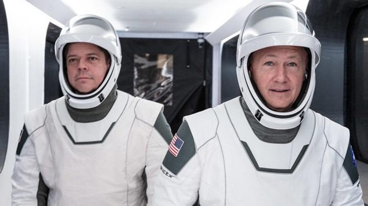 Bob Behnken (izquierda) and Doug Hurley durante una prueba de los trajes de SpaceX en enero de 2017