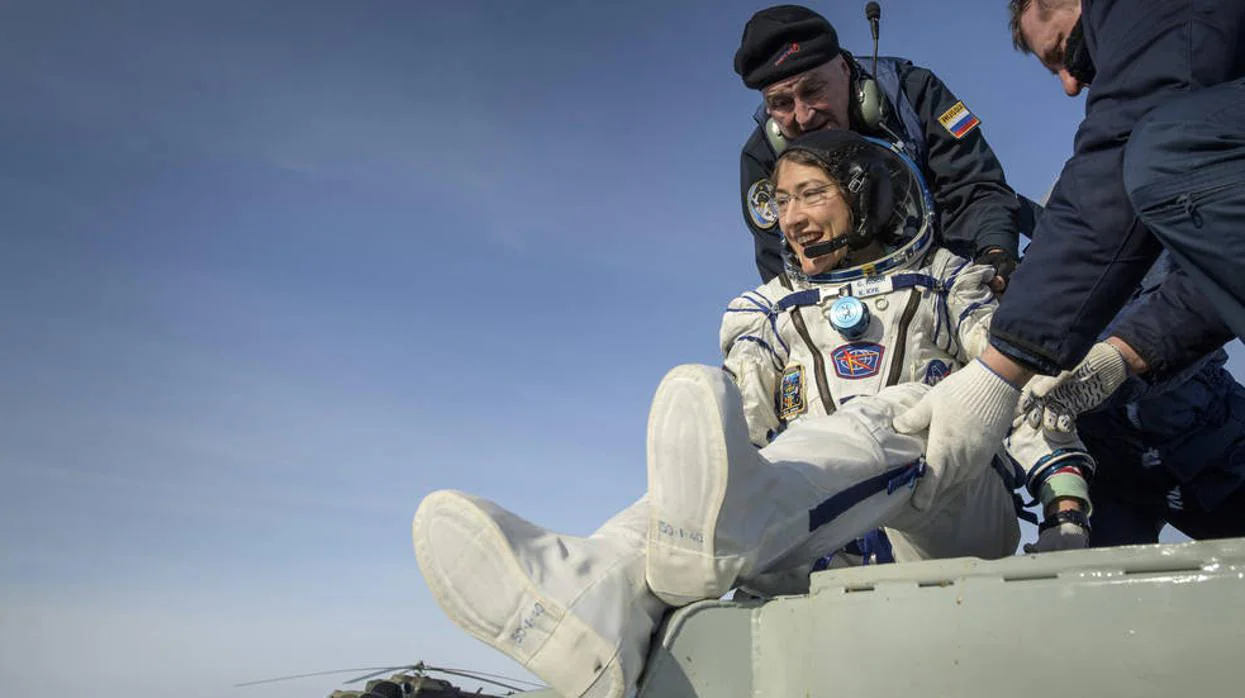 La astronauta Christina Koch desciende de la nave Soyuz este miércoles al finalizar su misión de larga duración