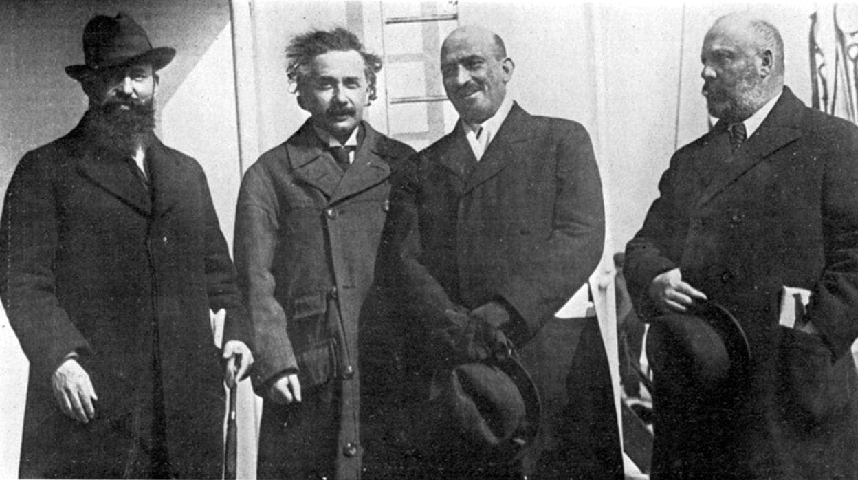 Chaim Weizmann, en el centro, a la derecha de Albert Einstein, en el año 1921