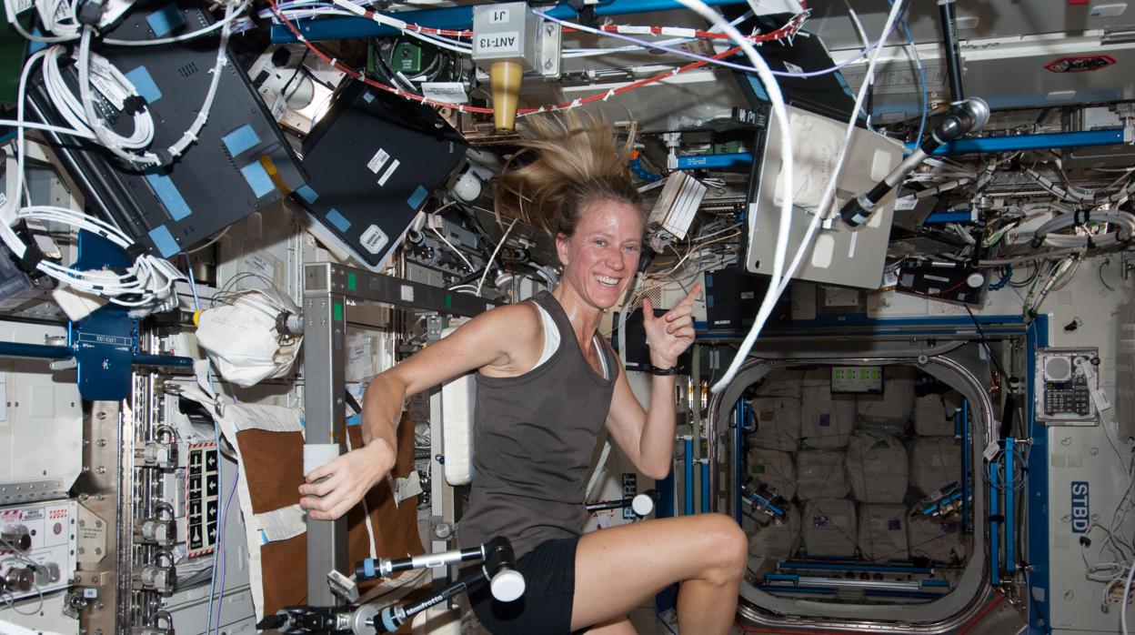 La ingeniera de vuelo Karen Nyberg se ejercita en el ergómetro del laboratorio Destiny de la ISS en una imagen de archivo