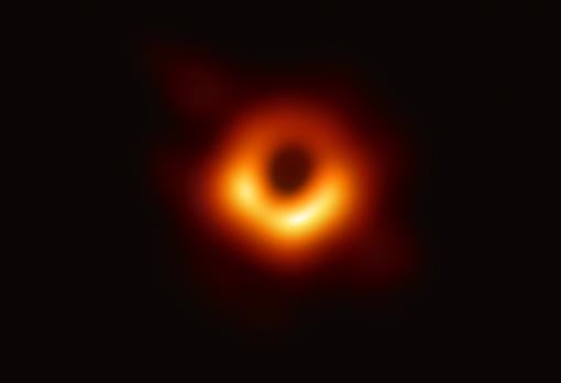 La primera imagen de un agujero negro, el horizonte de sucesos de M87*