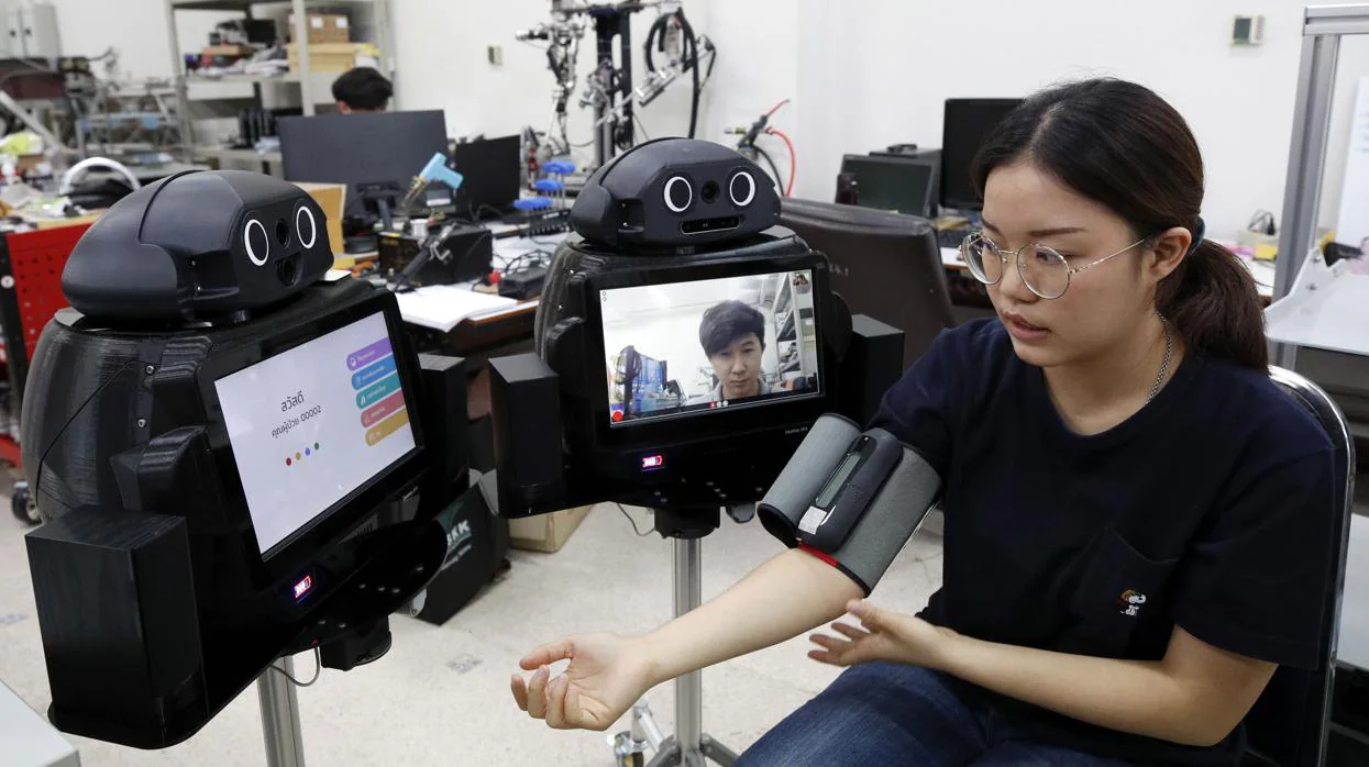 Robots de telemedicina desarrollados por la Universidad de Bangkok en Tailandia para asistir a pacientes de la Covid-19