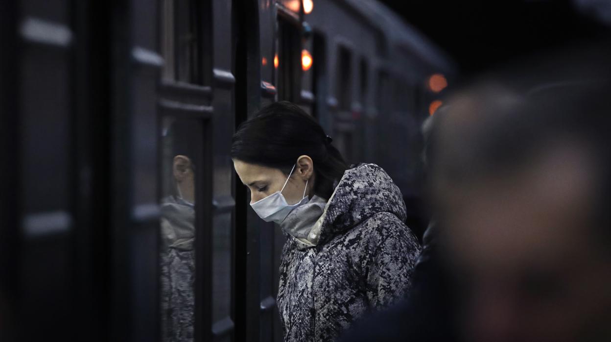 Una mujer protegida con una máscara en el metro de Moscú, en marzo