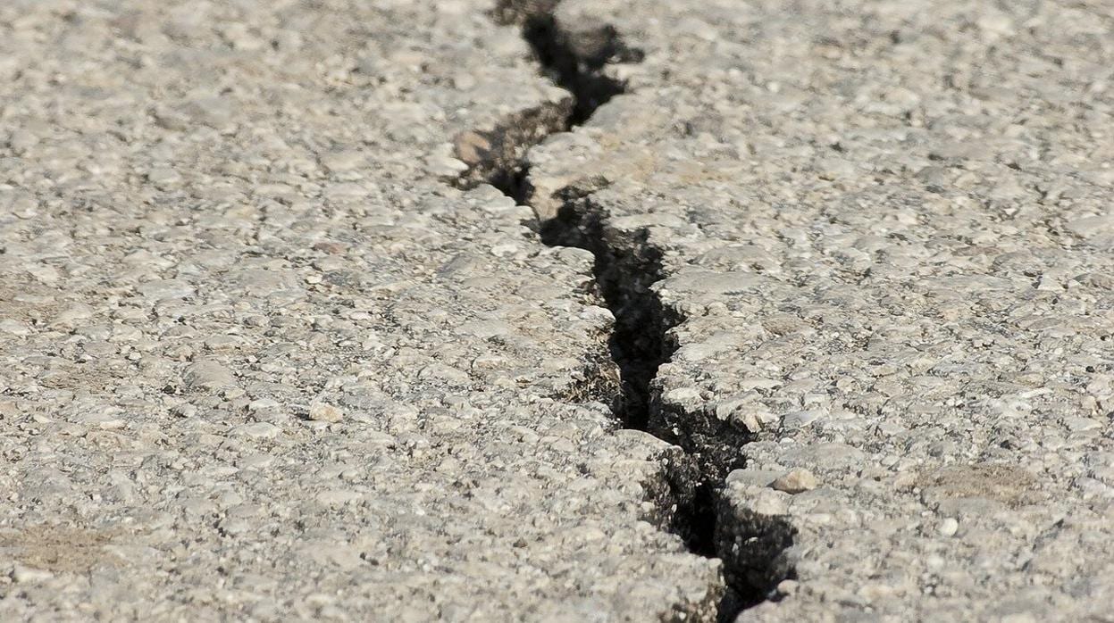 Grieta en el pavimento causada por un gran terremoto