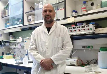 El investigador Juan García Arriaza, en el laboratorio del CNB-CSIC