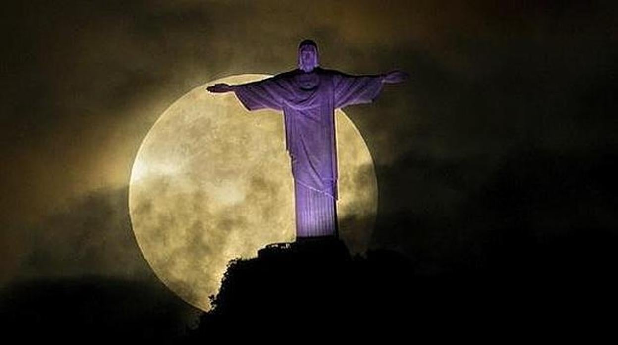 Captura de una superluna detrás del Cristo Redentor en Brasil