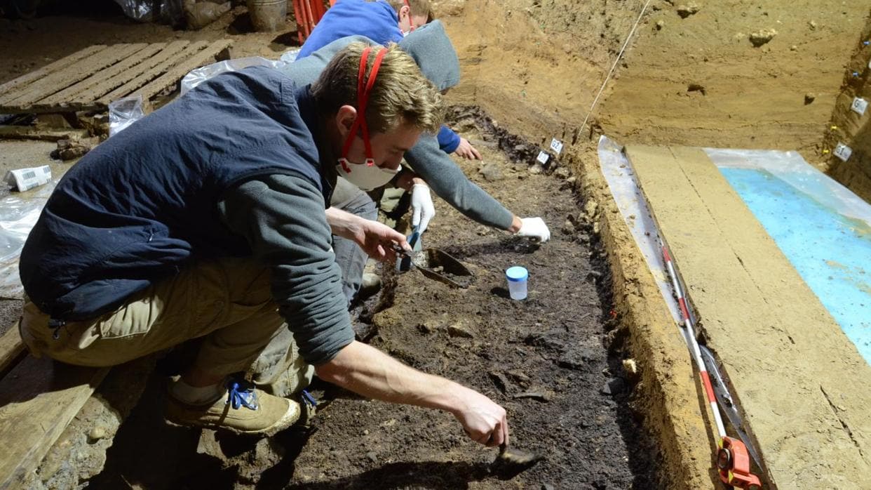 Excavaciones en la cueva Bacho Kiro