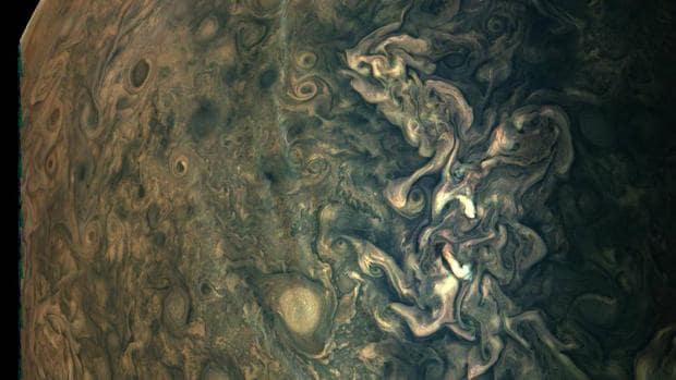 Las increíbles imágenes de las misteriosas brumas de Júpiter capturadas por la NASA