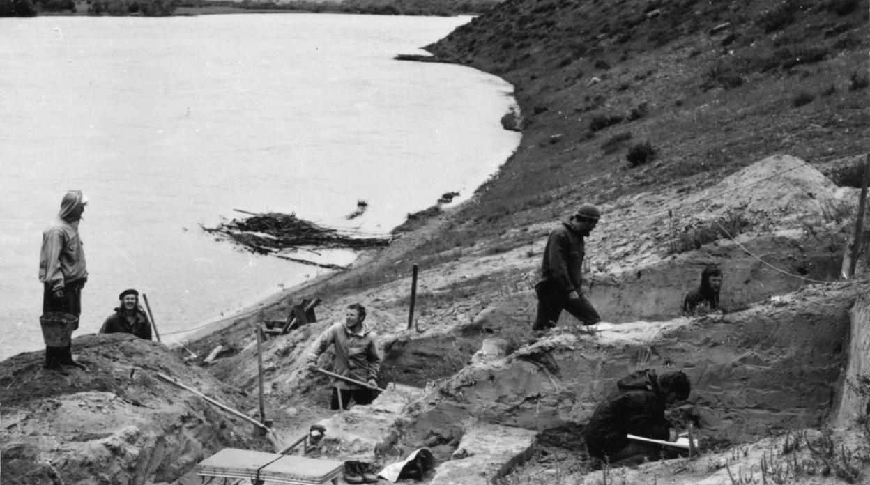 Excavación en 1976 del sitio Ust'-Kyakhta-3 ubicado en la margen derecha del río Selenga en la región de Kyakhtinski de la República de Buriatia (Rusia)