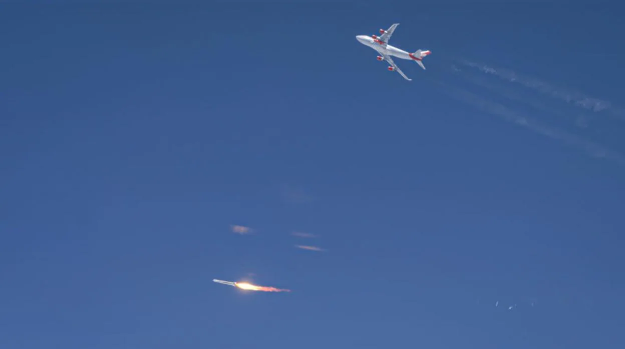 El avión de transporte de Virgin Orbit, Cosmic Girl, transporta el cohete LauncherOne