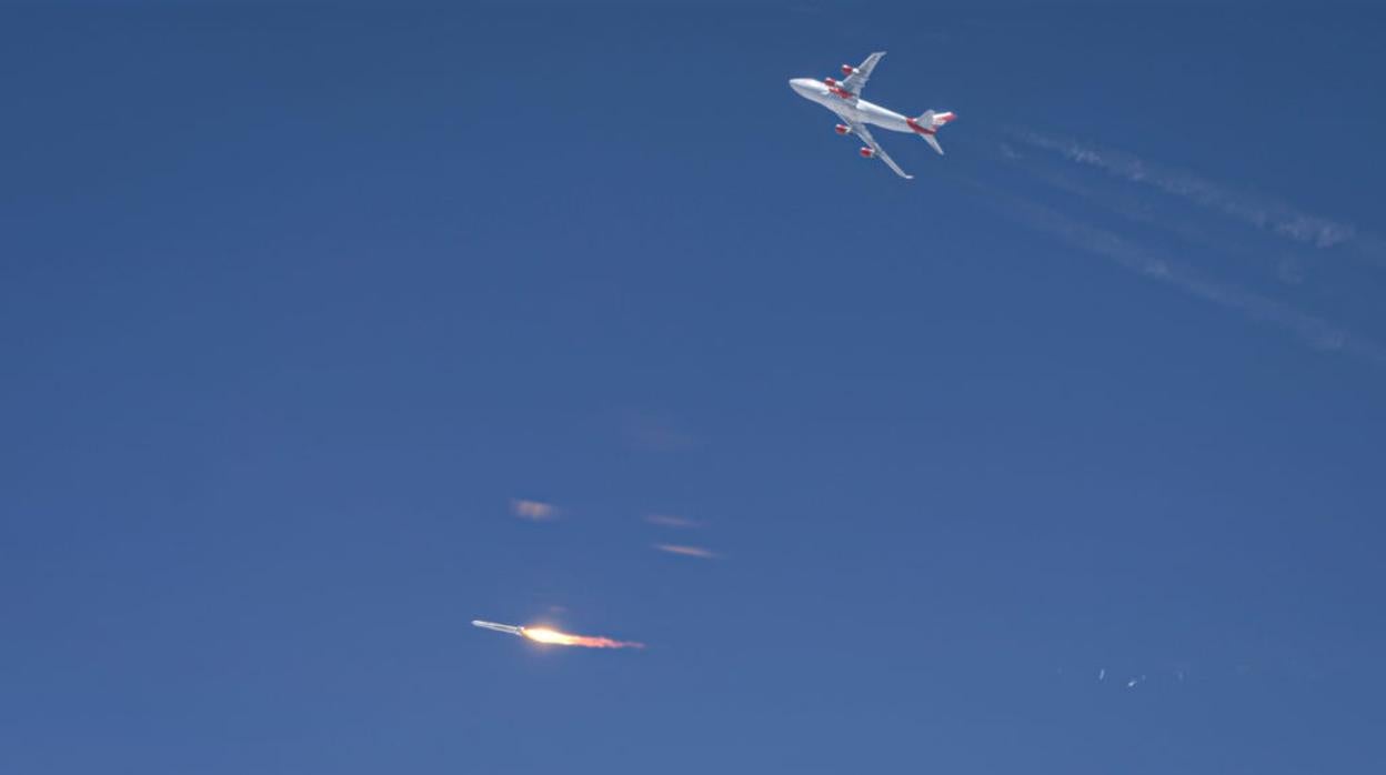 El avión de transporte de Virgin Orbit, Cosmic Girl, transporta el cohete LauncherOne