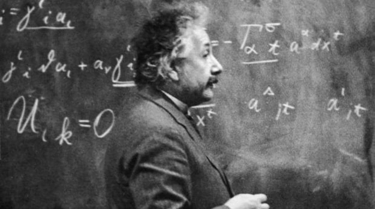 Albert Einstein durante una de sus clases magistrales en 1931