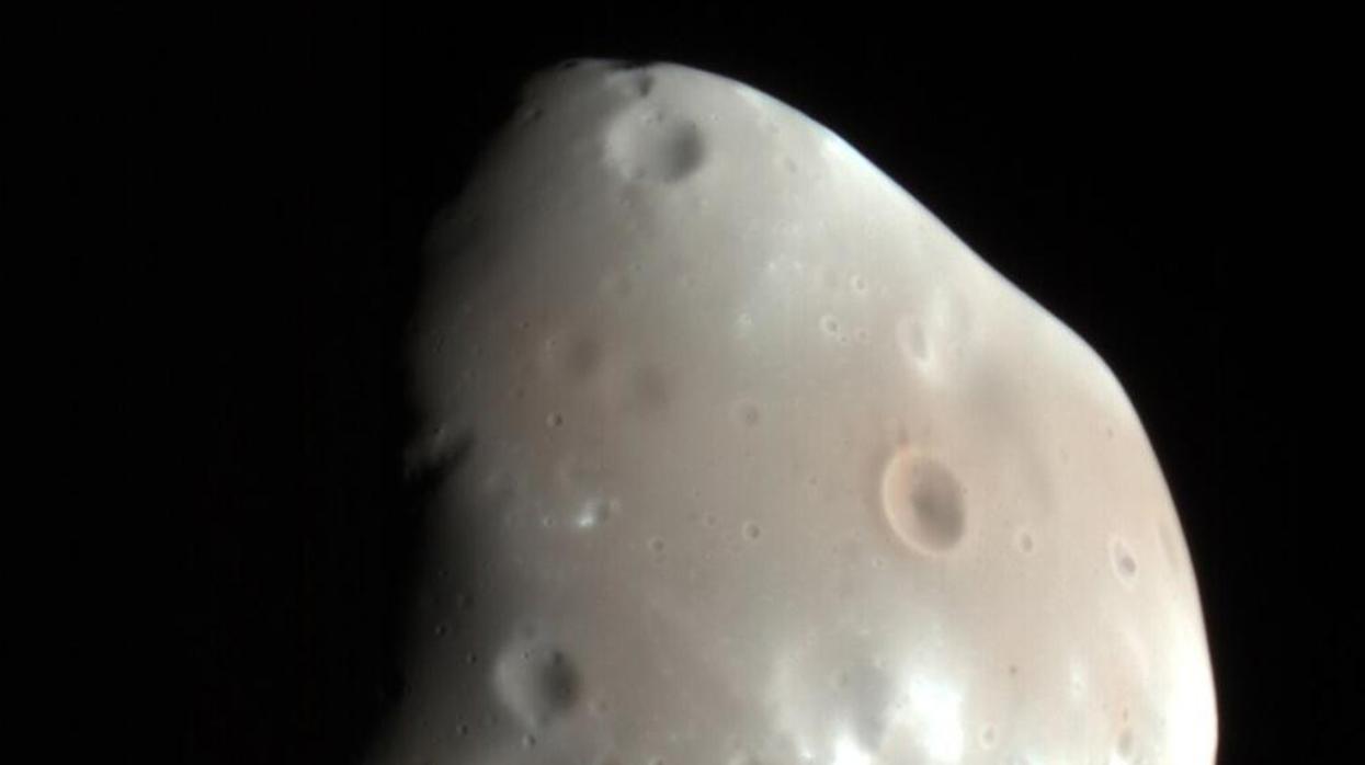 Deimos, la más pequeña y distante luna marciana