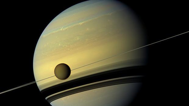 La misteriosa luna Titán se aleja de Saturno 100 veces más rápido de lo que los científicos creían