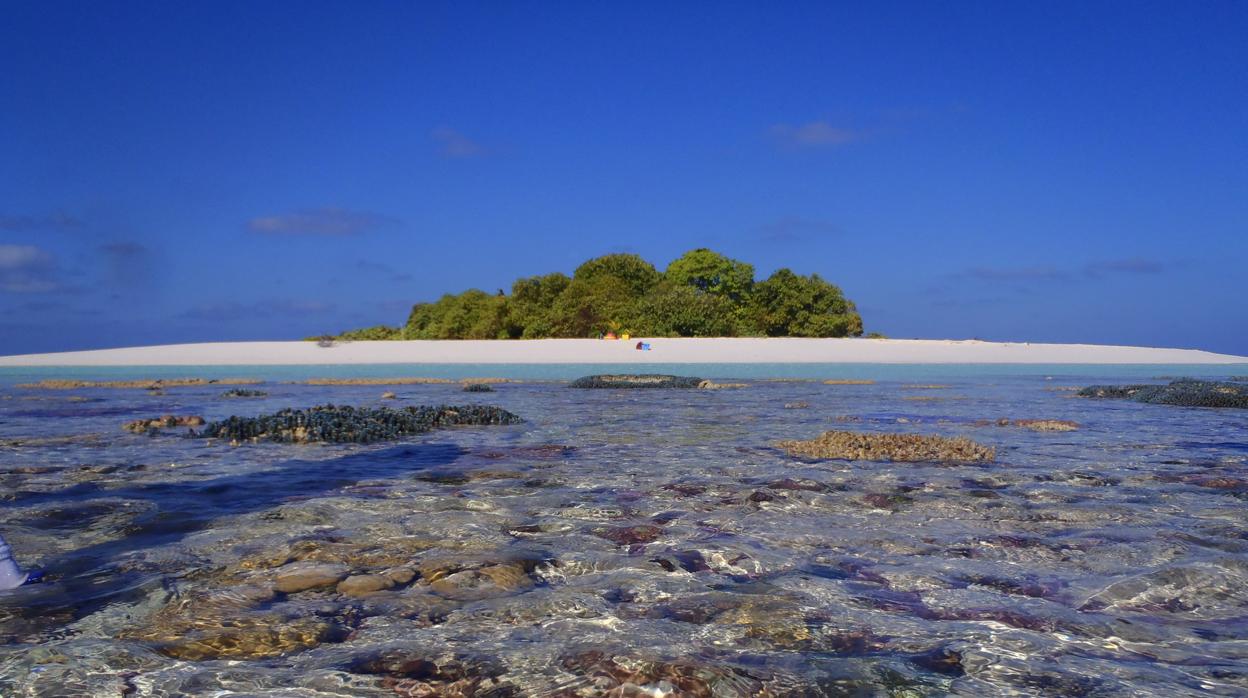 Los atolones y las islas, como el atolón Huvadhoo (foto), en Maldivas, podrían sufrir un mayor estrés ambiental durante el aumento del nivel del mar y las tormentas causadas por el cambio climático. Comprender cómo las arenas los protegen es una parte importante de la mitigación y la gestión