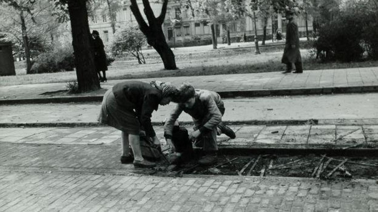 Niños neerlandeses recogiendo madera de una antigua vía férrea para usarla como leña (mayo de 1945)