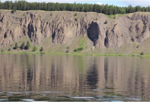 Una pared compuesta totalmente de rocas volcanoclásticas junto al río Angara, en Siberia