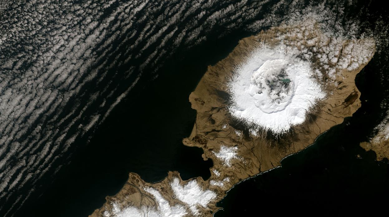 La isla Umnak de Alaska, en las Aleutianas, muestra la enorme caldera de 10 km de ancho (arriba a la derecha), creada en gran medida por la erupción del Okmok II en el 43 a.C. en los albores del Imperio Romano