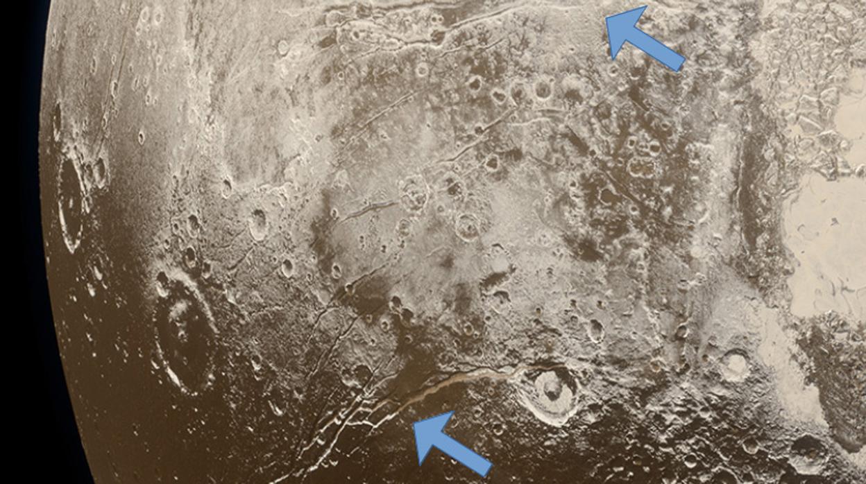 Las fallas extensivas (flechas) en la superficie de Plutón indican la expansión de la corteza helada del planeta enano, atribuida a la congelación de un océano subsuperficial