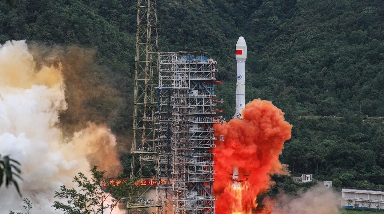 Un cohete Long March despega del Centro de Lanzamiento de Satélites Xichang en Xichang, en la provincia de Sichuan, suroeste de China, en junio de 2020