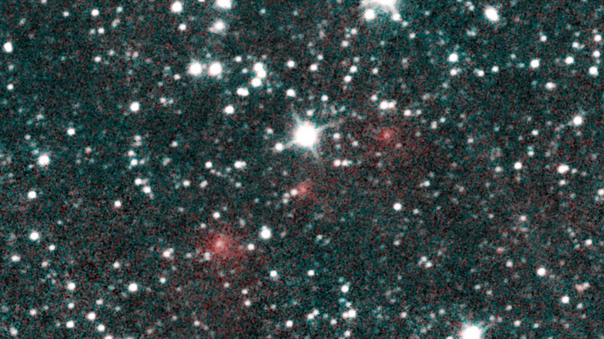 El cometa C / 2020 F3 aparece como una cadena de puntos rojos difusos en este compuesto de varias imágenes infrarrojas tomadas por la misión NEOWISE de la NASA el 27 de marzo de 2020