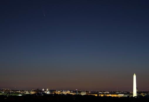 Neowise sobre la ciudad de Washington este domingo antes del amanecer