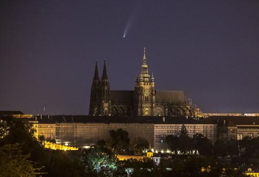 Cometa Neowise sobre Praga