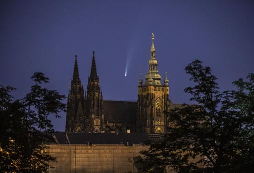 Cometa Neowise sobre Praga