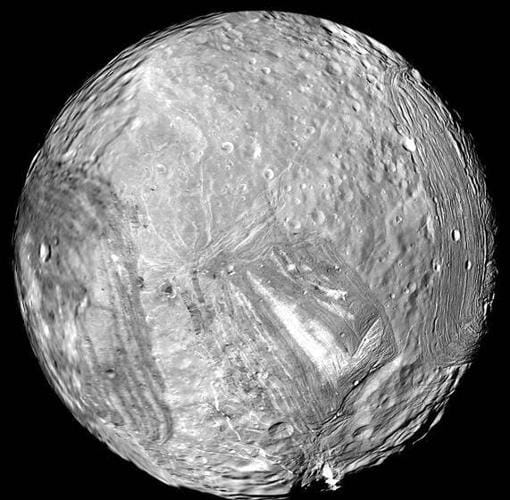 La imagen de mayor resolución disponible de Miranda, una de las lunas más interesantes de Urano.